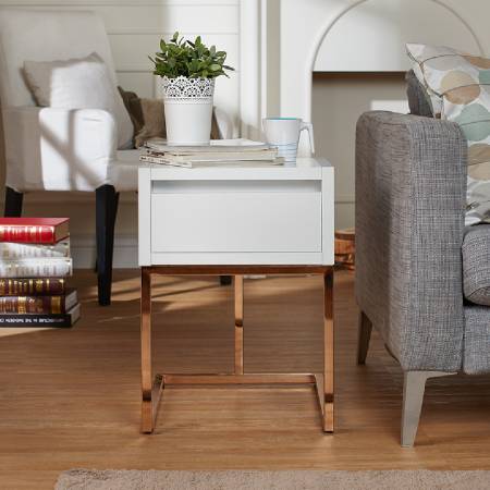 Nohy stolu v růžovo-zlaté barvě.